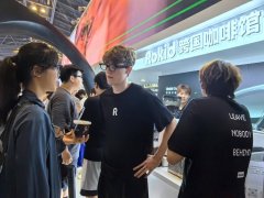 体验用眼镜取工做人员“交